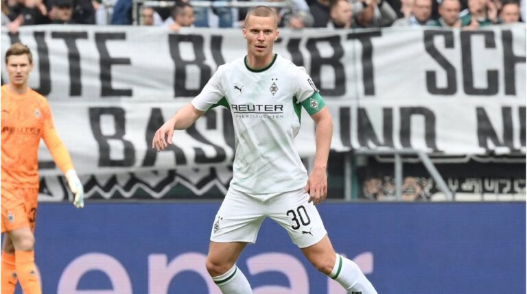 Nico Elvedi im Trikot von Borussia Mönchengladbach verabschiedet sich von den Fans