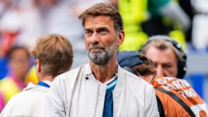 Bundestrainer Jürgen Klopp gestikuliert am Spielfeldrand