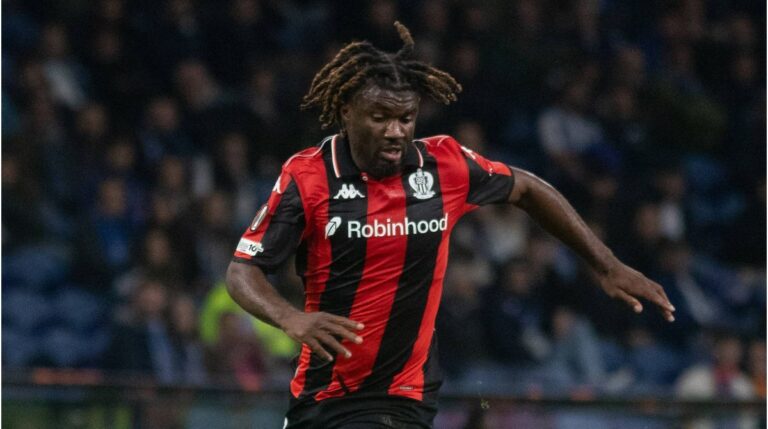 Terem Moffi im Trikot des OGC Nizza beim Dribbling auf dem Spielfeld