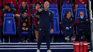 Hansi Flick im Trainingsanzug des FC Barcelona gestikuliert fordernd am Spielfeldrand