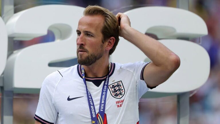 Harry Kane im Trikot des FC Bayern München schaut nach einer vergebenen Chance nachdenklich auf den Rasen.