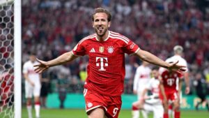 Harry Kane im Trikot des FC Bayern München blickt fokussiert auf das Spielfeld