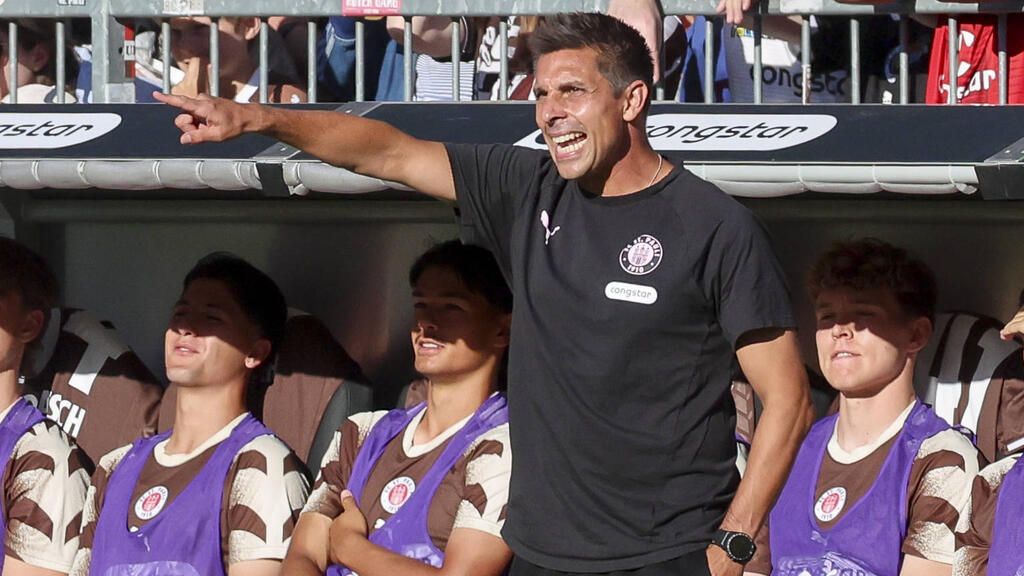 Zweikampf in der 2. Bundesliga zwischen Spielern von Holstein Kiel und dem FC St. Pauli