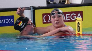 Die deutschen Schwimmerinnen Isabel Gose und Maya Werner jubeln im Wasser nach ihrem Medaillengewinn in Paris.