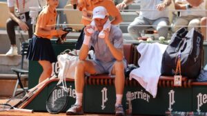 Tennisprofi Jannik Sinner blickt nachdenklich auf dem Platz