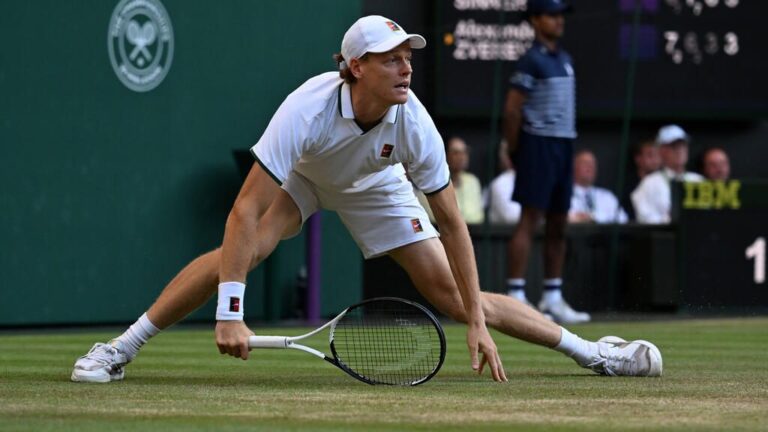 Ein enttäuschter Jannik Sinner auf dem Tennisplatz