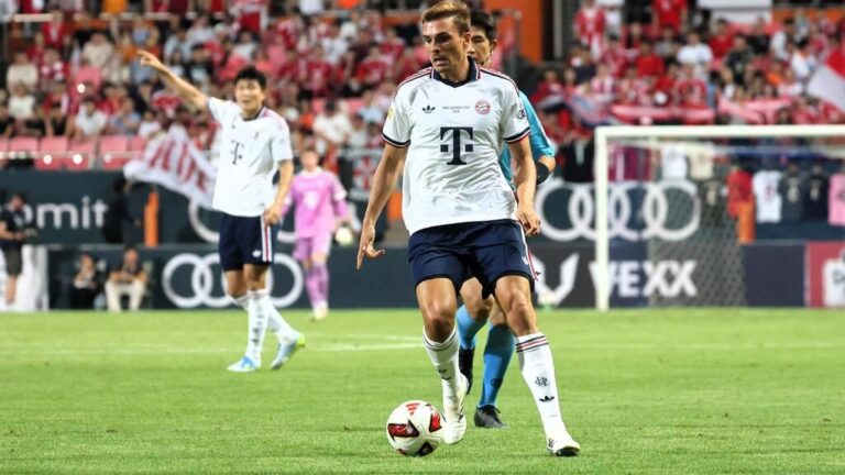 Joao Palhinha im Trikot des FC Bayern München blickt konzentriert auf das Spielfeld