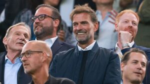 Bundestrainer Jürgen Klopp gestikuliert engagiert an der Seitenlinie beim Länderspiel der deutschen Nationalmannschaft.