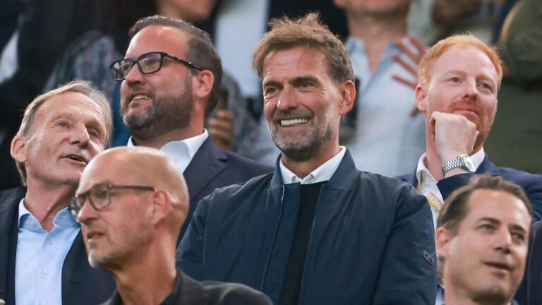 Bundestrainer Jürgen Klopp gestikuliert engagiert an der Seitenlinie beim Länderspiel der deutschen Nationalmannschaft.