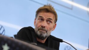 Bundestrainer Jürgen Klopp gestikuliert im DFB-Trainingsanzug