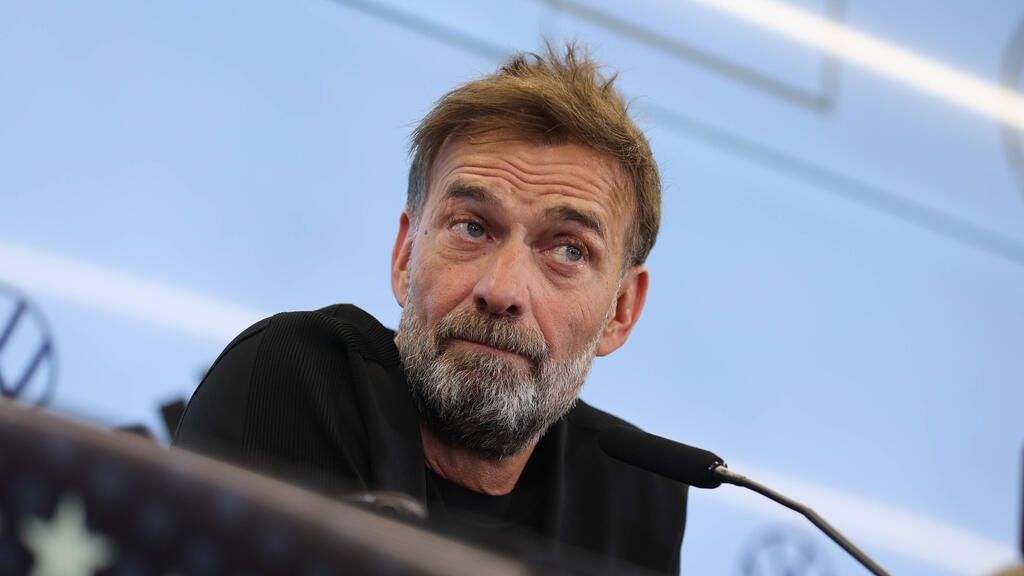 Bundestrainer Jürgen Klopp gestikuliert im DFB-Trainingsanzug