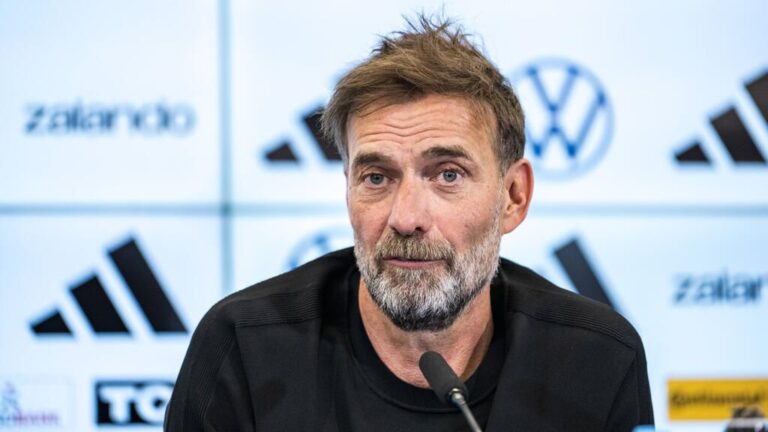 Bundestrainer Jürgen Klopp gibt nach seinem Amtsantritt Anweisungen am Spielfeldrand