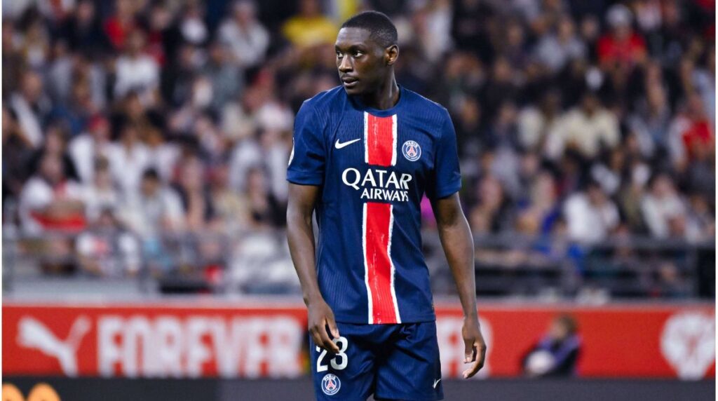 Randal Kolo Muani jubelt im Trikot von Juventus Turin auf dem Spielfeld