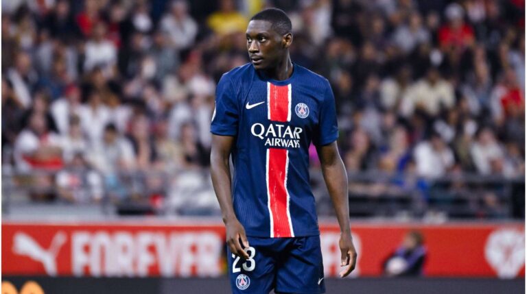 Randal Kolo Muani jubelt im Trikot von Juventus Turin auf dem Spielfeld