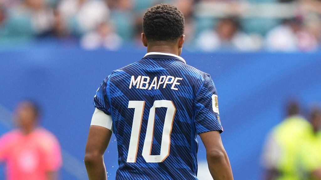 Kylian Mbappé im Trikot von Real Madrid beim Torjubel auf dem Spielfeld