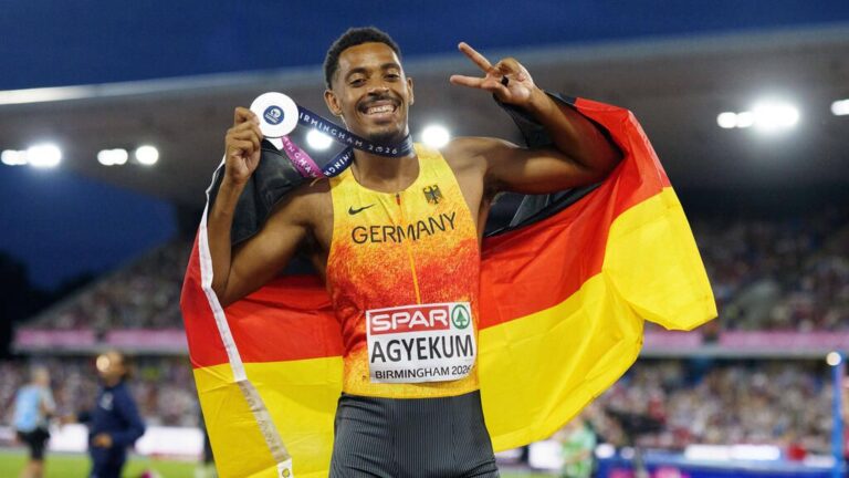 Emil Agyekum jubelt mit der Deutschland-Fahne über seine Silbermedaille