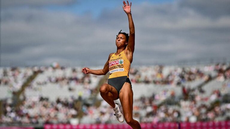 Malaika Mihambo beim Weitsprung während der Leichtathletik-EM in Birmingham
