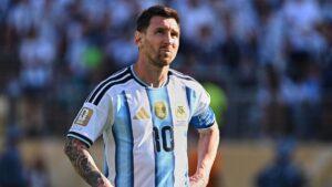 Ein nachdenklicher Lionel Messi im Trikot von Inter Miami mit gesenktem Kopf