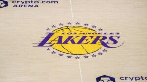 Das Logo der Los Angeles Lakers auf dem Hallenboden in der Arena während eines NBA-Spiels.