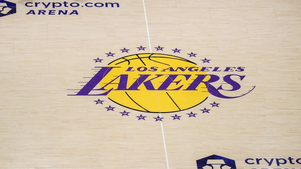 Das Logo der Los Angeles Lakers auf dem Hallenboden in der Arena während eines NBA-Spiels.