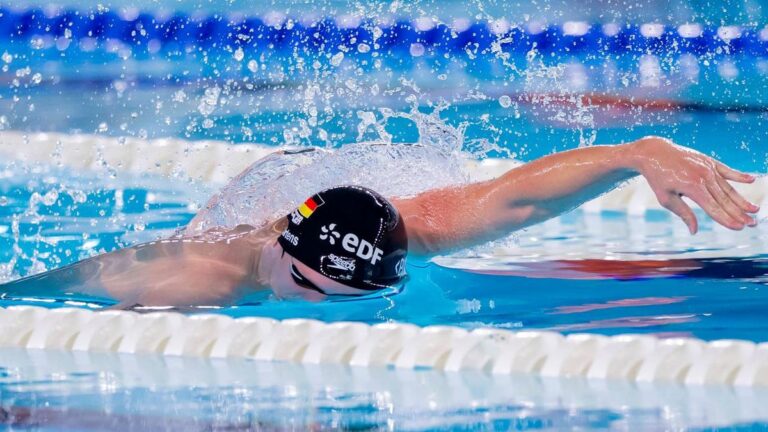 Schwimmer Lukas Märtens jubelt im Becken nach dem Gewinn der Bronzemedaille bei der Schwimm-EM.