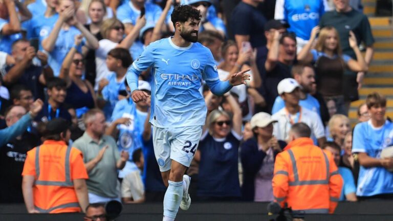 Spieler von Manchester City jubeln gemeinsam nach einem späten Treffer in der Premier League