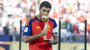 Rodri im Trikot von Manchester City beobachtet aufmerksam das Spielgeschehen.
