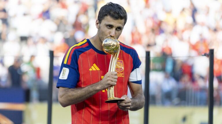 Rodri im Trikot von Manchester City beobachtet aufmerksam das Spielgeschehen.