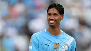 Tijjani Reijnders im Trikot von Manchester City bei einem Spiel der Premier League auf dem Rasen