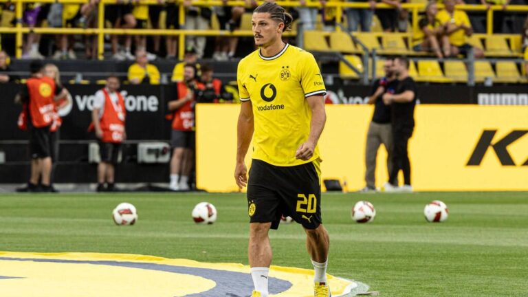 Marcel Sabitzer im Trikot von Borussia Dortmund schaut nachdenklich auf dem Spielfeld.