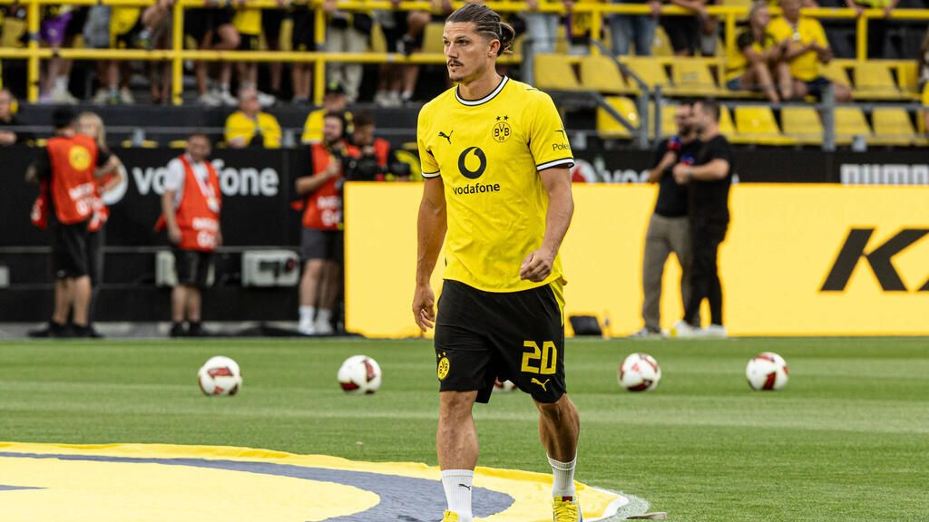 Marcel Sabitzer im Trikot von Borussia Dortmund schaut nachdenklich auf dem Spielfeld.