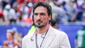 Mats Hummels schaut ernst und nachdenklich während eines Interviews auf dem Platz.