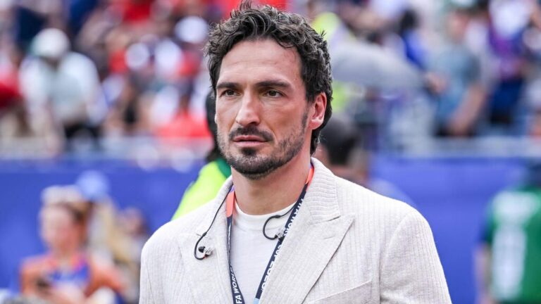 Mats Hummels schaut ernst und nachdenklich während eines Interviews auf dem Platz.