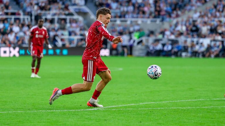 Florian Wirtz im Trikot des FC Liverpool auf dem Rasen der Premier League
