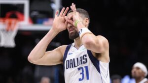 Klay Thompson im Trikot der Dallas Mavericks beim Sprungwurf