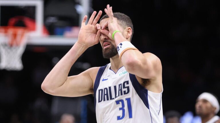 Klay Thompson im Trikot der Dallas Mavericks beim Sprungwurf