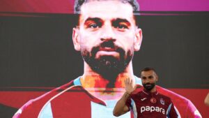 Mohamed Salah und Präsident Ertuğrul Doğan reichen sich bei der Vertragsunterschrift in Trabzon die Hände