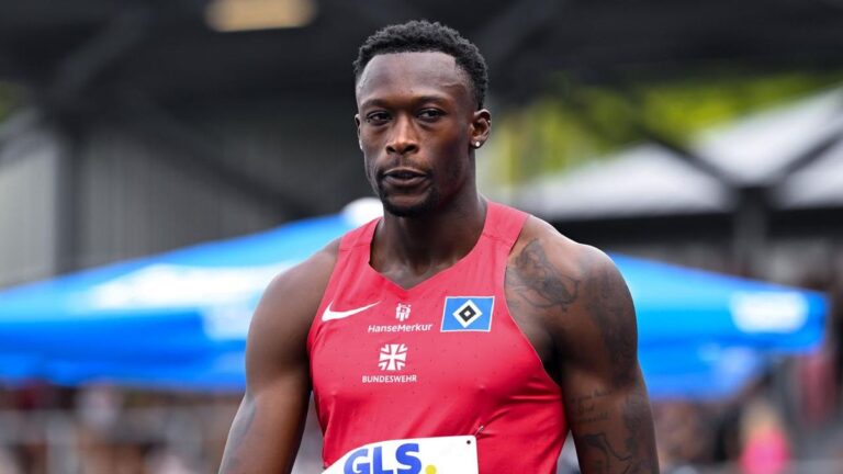 Der deutsche Rekordsprinter Owen Ansah hochkonzentriert im Startblock vor einem Leichtathletik-Wettkampf