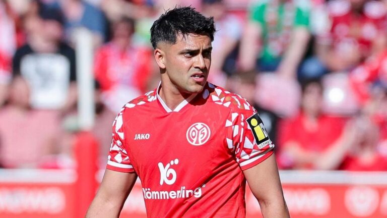 Nadiem Amiri im Trikot des 1. FSV Mainz 05 klatscht in die Hände und jubelt