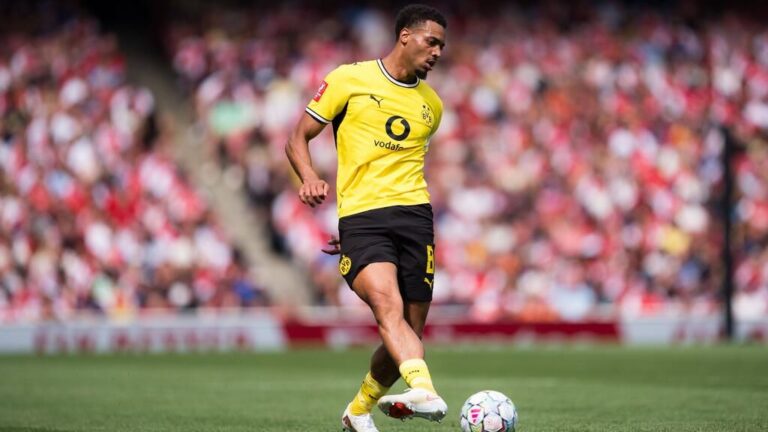 Felix Nmecha im Trikot von Borussia Dortmund blickt fokussiert auf das Spielfeld