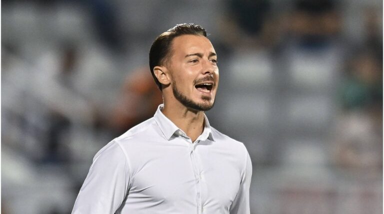 Matthias Jaissle gestikuliert am Spielfeldrand als Trainer von Newcastle United