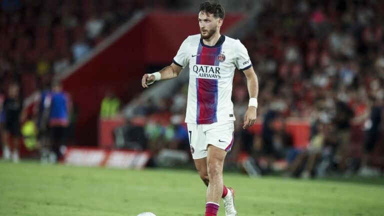 Spieler von Paris Saint-Germain und Aston Villa im Zweikampf beim UEFA Super Cup