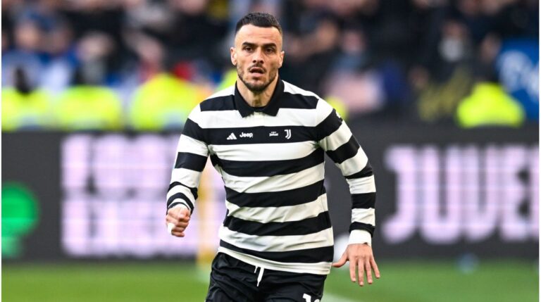 Filip Kostic im Spieltrikot mit dem Wappen der PSV Eindhoven als grafische Überblendung im Hintergrund