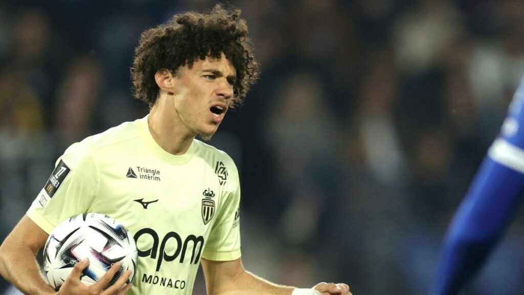 Maghnes Akliouche bei der offiziellen Präsentation im Trikot von Paris Saint-Germain