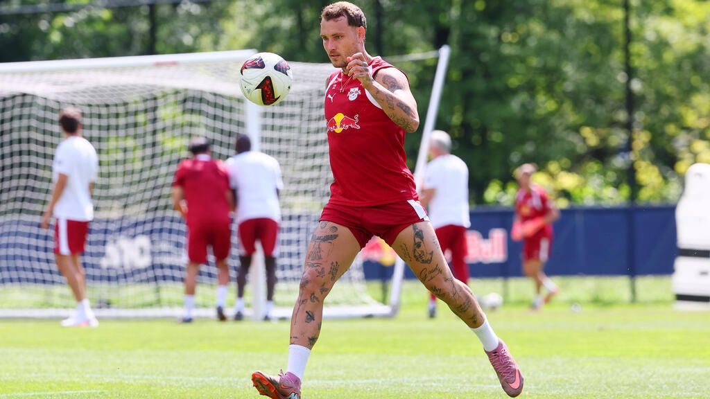 David Raum im Trikot von RB Leipzig mit der Kapitänsbinde am Arm während eines Fußballspiels