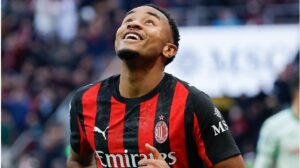 Christopher Nkunku im Trikot von RB Leipzig jubelt nach einem Tor auf dem Rasen