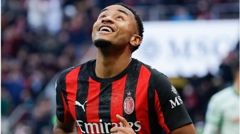 Christopher Nkunku im Trikot von RB Leipzig jubelt nach einem Tor auf dem Rasen