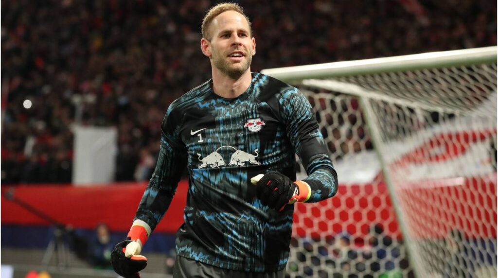 Péter Gulácsi im Torwarttrikot von RB Leipzig winkt den Fans zum Abschied zu