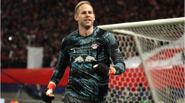 Péter Gulácsi im Torwarttrikot von RB Leipzig winkt den Fans zum Abschied zu