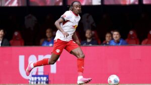Yan Diomande im Trikot von RB Leipzig während eines Bundesliga-Spiels auf dem Rasen.